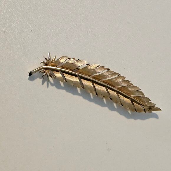 Vintage Gold Crown Trifari Feather Brooch Pin Signed - Picture 5 of 6